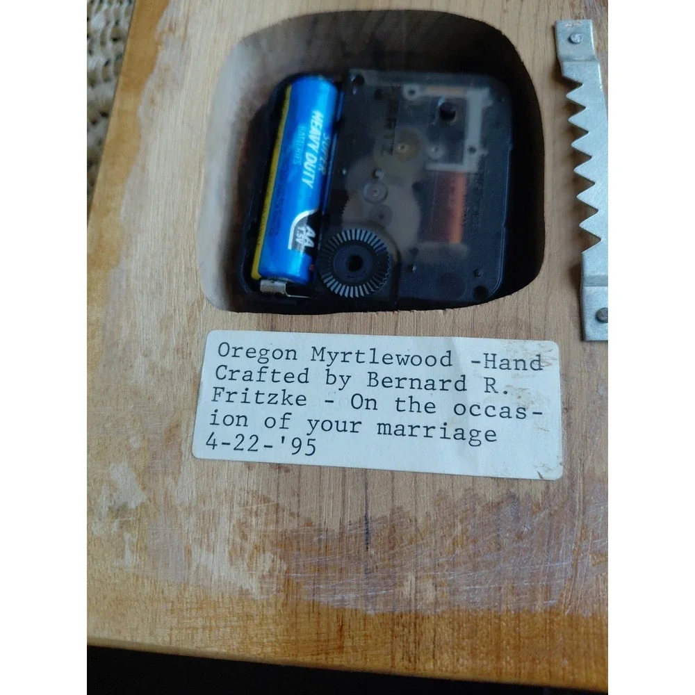 Vintage Myrtlewood Clock Rare Wood from Oregon Good Working condition‎